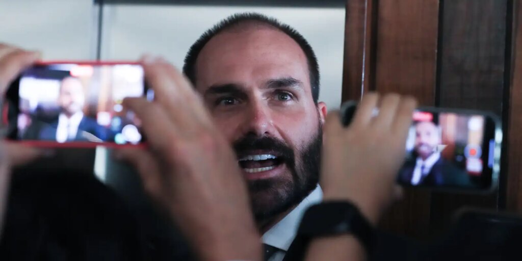 PF determina retorno imediato de Eduardo Bolsonaro a cargo de escrivão pf-determina-retorno-imediato-de-eduardo-bolsonaro-a-cargo-de-escrivao