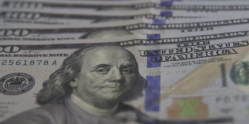 Dólar cai para R$ 5,40 após invasão à Venezuela dolar-cai-para-r$-5,40-apos-invasao-a-venezuela