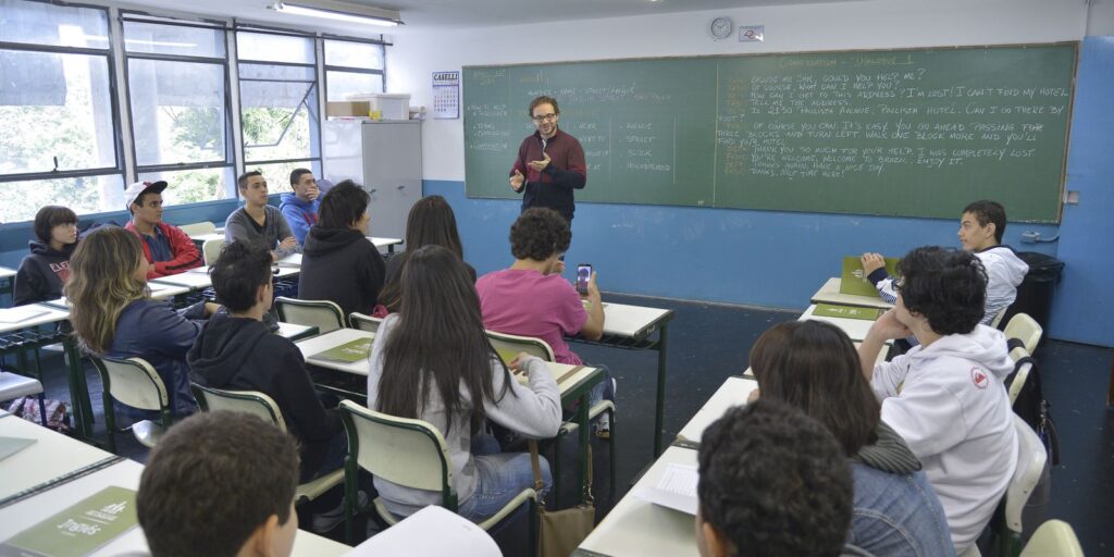 Piso do magistério tem reajuste de 5,4% e vai a R$ 5,1 mil em 2026 piso-do-magisterio-tem-reajuste-de-5,4%-e-vai-a-r$-5,1-mil-em-2026
