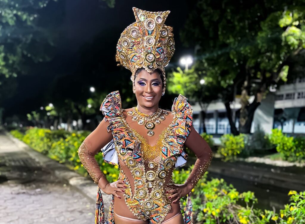 Bênçãos da Terra Mãe: Angel Vilâs-Boas encarna realeza africana na Sapucaí
