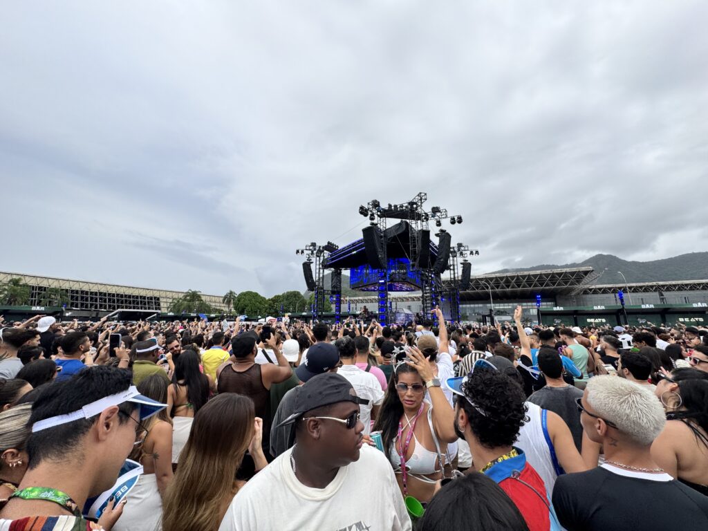 Fãs relatam falta de suporte após assaltos em show de Anitta no Rio