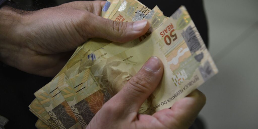 consulta-ao-abono-salarial-estara-disponivel-a-partir-de-amanha