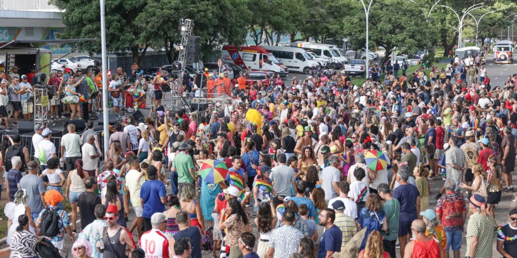 Bloco Galinho de Brasília arrasta grande público na capital federal bloco-galinho-de-brasilia-arrasta-grande-publico-na-capital-federal