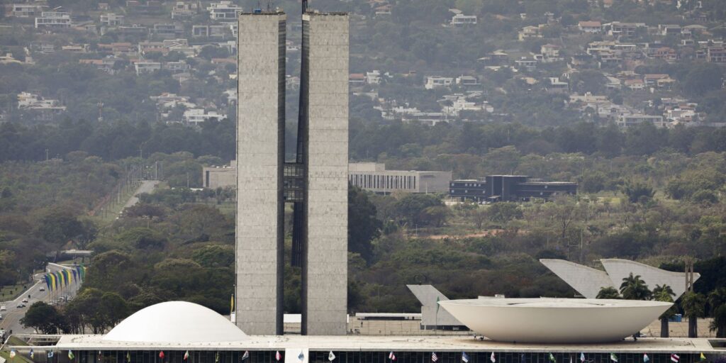 Lula sanciona, com vetos, reajuste salarial para cargos do Legislativo lula-sanciona,-com-vetos,-reajuste-salarial-para-cargos-do-legislativo