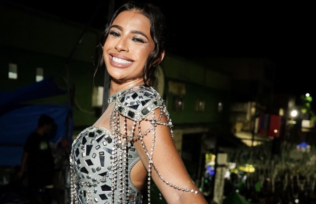 Ana Merhi recebe carinho de Quitéria Chagas no último ensaio de rua do Império Serrano