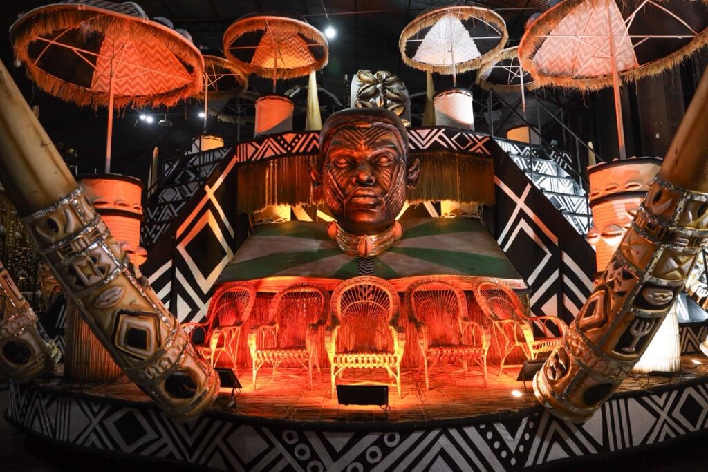 Império Serrano revela carro alegórico que consagra o saber negro como Academia Ancestral