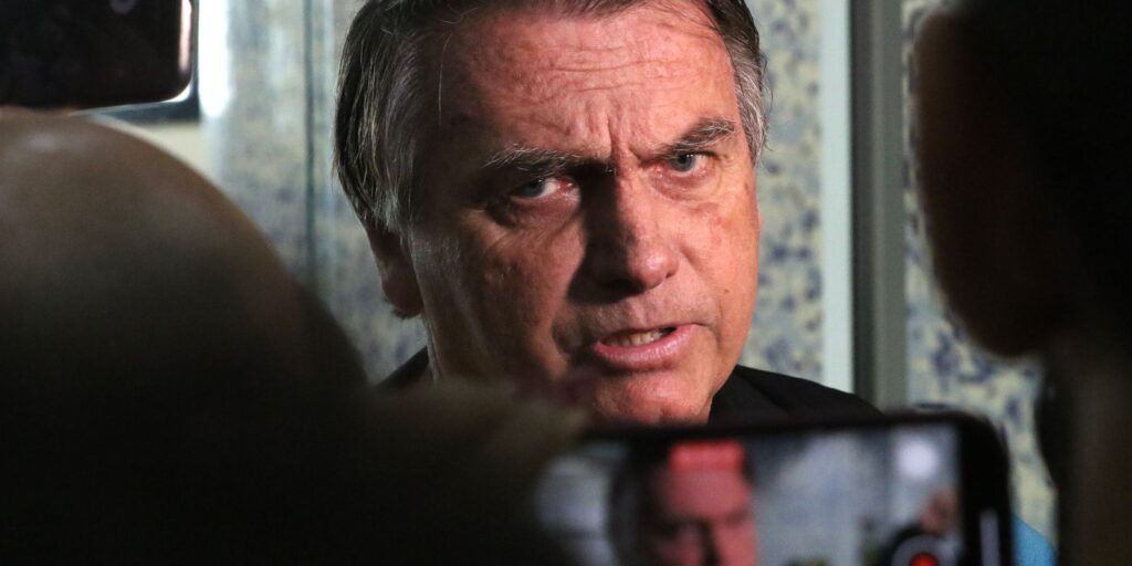 Defesa diz que Bolsonaro não tinha conhecimento sobre vídeo de Eduardo defesa-diz-que-bolsonaro-nao-tinha-conhecimento-sobre-video-de-eduardo