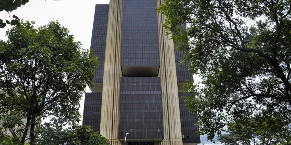 Banco Central reduz juros básicos para 14,5% ao ano banco-central-reduz-juros-basicos-para-14,5%-ao-ano