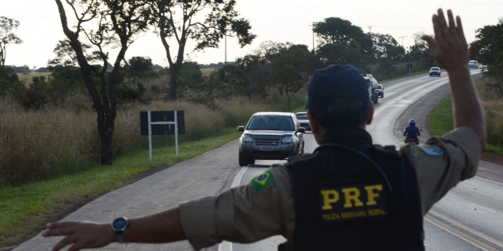 PRF reforça policiamento nas rodovias com a Operação Dia do Trabalho prf-reforca-policiamento-nas-rodovias-com-a-operacao-dia-do-trabalho