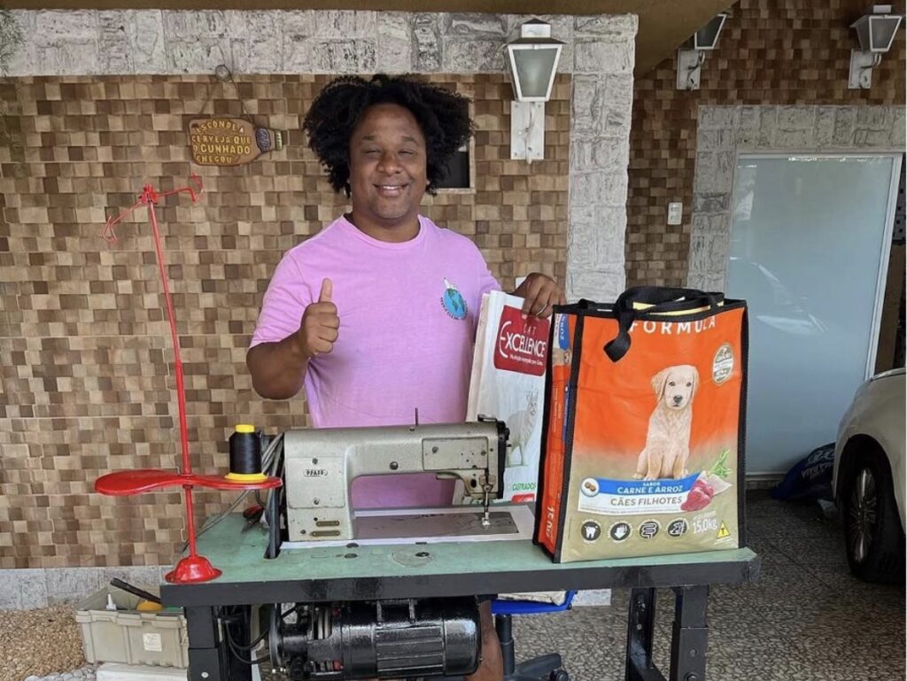 De Bangu para a sustentabilidade: projeto transforma sacos de ração em bolsas ecológicas e ajuda animais de rua