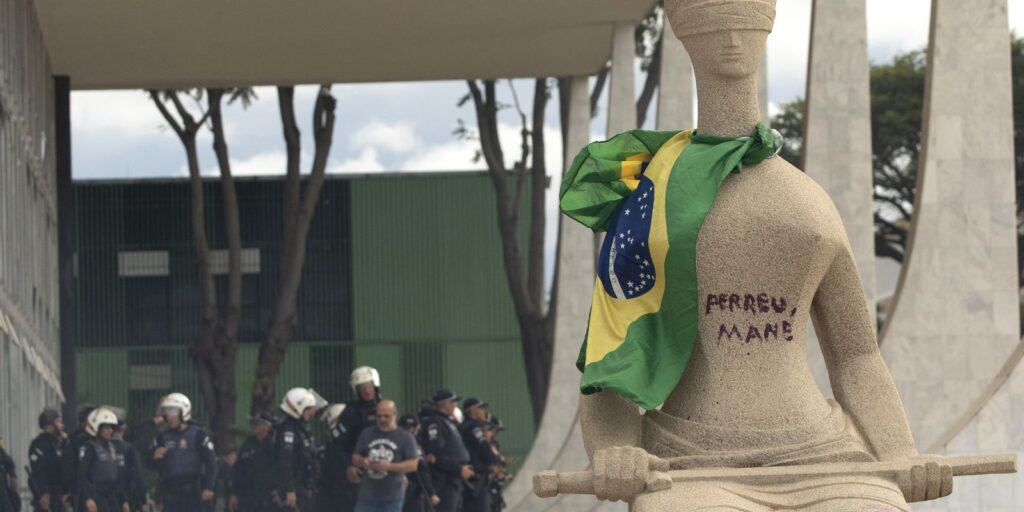 Débora do Batom recorre para ser beneficiada pela Lei da Dosimetria debora-do-batom-recorre-para-ser-beneficiada-pela-lei-da-dosimetria