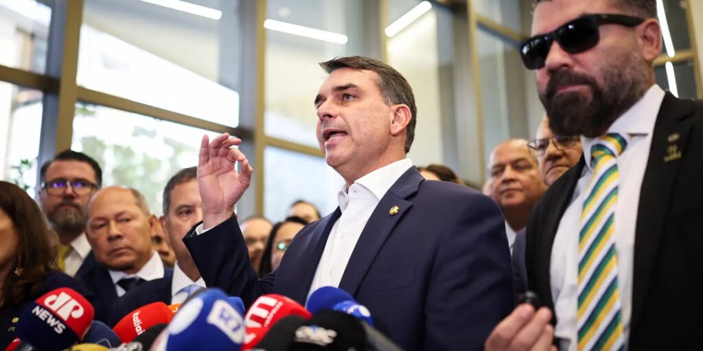 Flávio confirma encontro com Vorcaro após banqueiro ter sido preso flavio-confirma-encontro-com-vorcaro-apos-banqueiro-ter-sido-preso