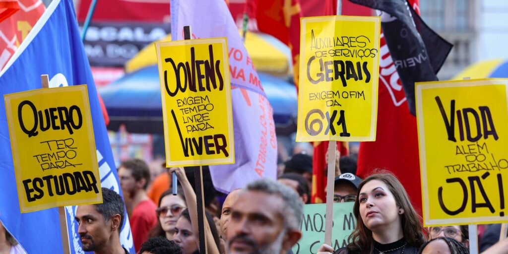 flavio-bolsonaro-sugere-pagamento-por-hora-em-alternativa-a-escala-6×1