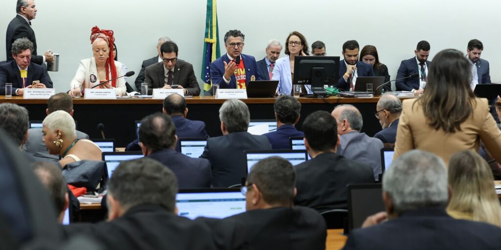Centrão tenta derrubar transição de 60 dias para fim da escala 6×1 centrao-tenta-derrubar-transicao-de-60-dias-para-fim-da-escala-6×1