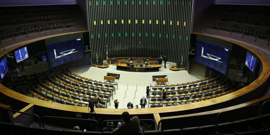 Saiba como votaram os deputados na PEC que acaba com a escala 6×1 saiba-como-votaram-os-deputados-na-pec-que-acaba-com-a-escala-6×1