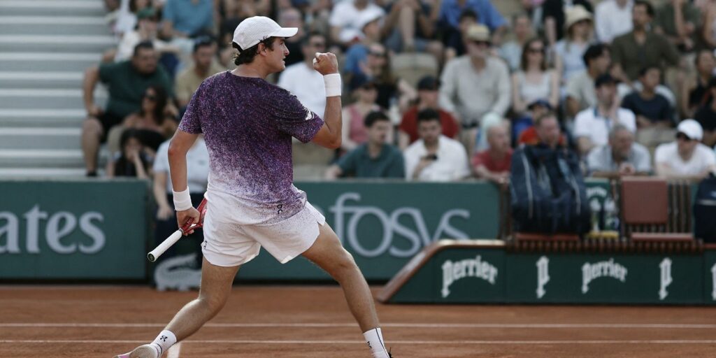 mensik-derruba-joao-fonseca-nas-quartas-em-roland-garros:-3-a-0