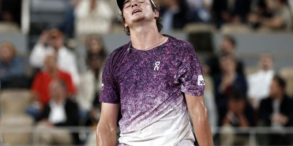 João Fonseca luta, mas dá adeus a Roland Garros após revés para Mensik joao-fonseca-luta,-mas-da-adeus-a-roland-garros-apos-reves-para-mensik