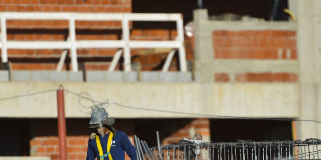 Construção empregou 2,5 milhões e pagou média de 2,1 salários mínimos construcao-empregou-2,5-milhoes-e-pagou-media-de-2,1-salarios-minimos