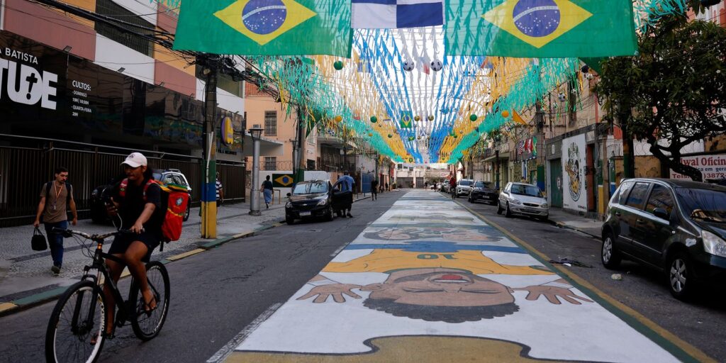 ruas-decoradas-para-copa-do-mundo-reforcam-vinculo-comunitario-no-rio