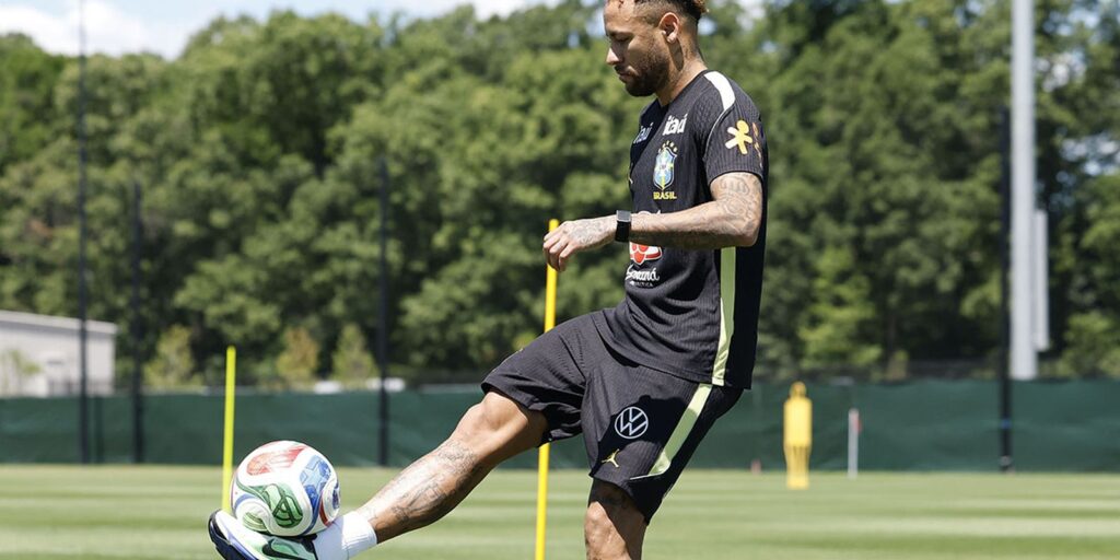 Neymar volta a treinar com a seleção a 2 dias do jogo contra o Haiti neymar-volta-a-treinar-com-a-selecao-a-2-dias-do-jogo-contra-o-haiti