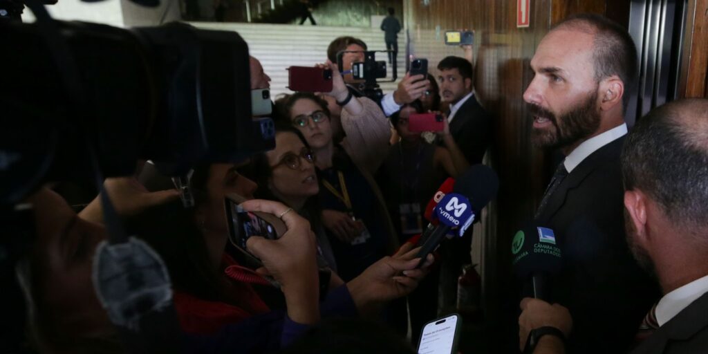 STF condena Eduardo Bolsonaro a inelegibilidade e a 4 anos de prisão stf-condena-eduardo-bolsonaro-a-inelegibilidade-e-a-4-anos-de-prisao