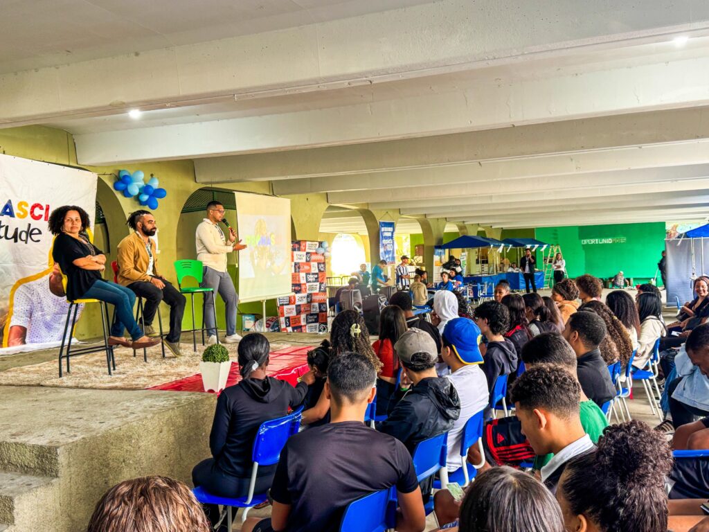 Mais de 200 jovens participam da Feira de Oportunidades na Maré
