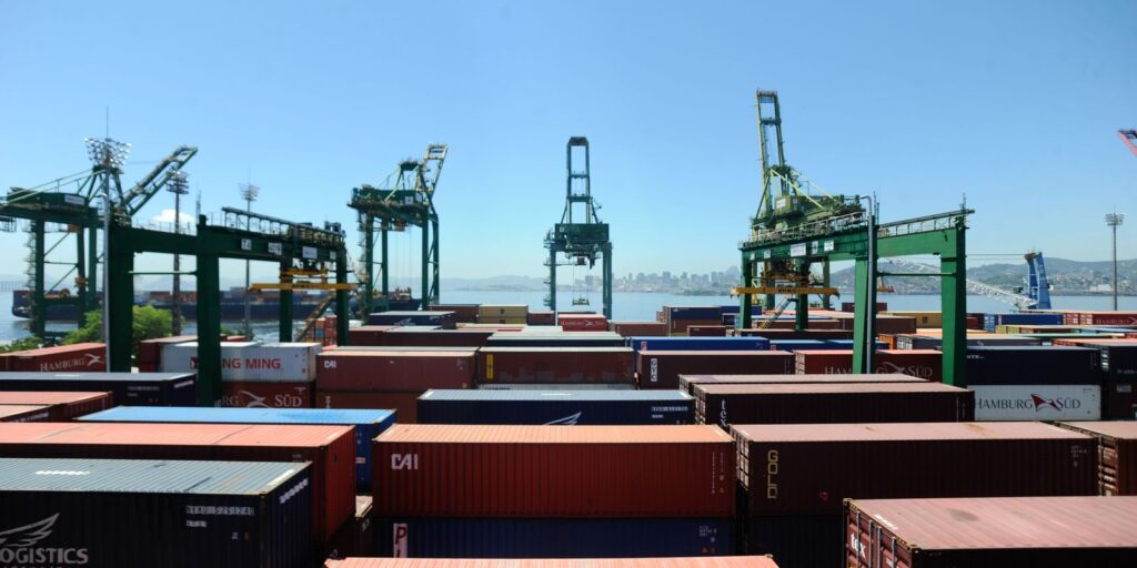 Projeção de superávit comercial é elevada para US$ 90 bilhões projecao-de-superavit-comercial-e-elevada-para-us$-90-bilhoes