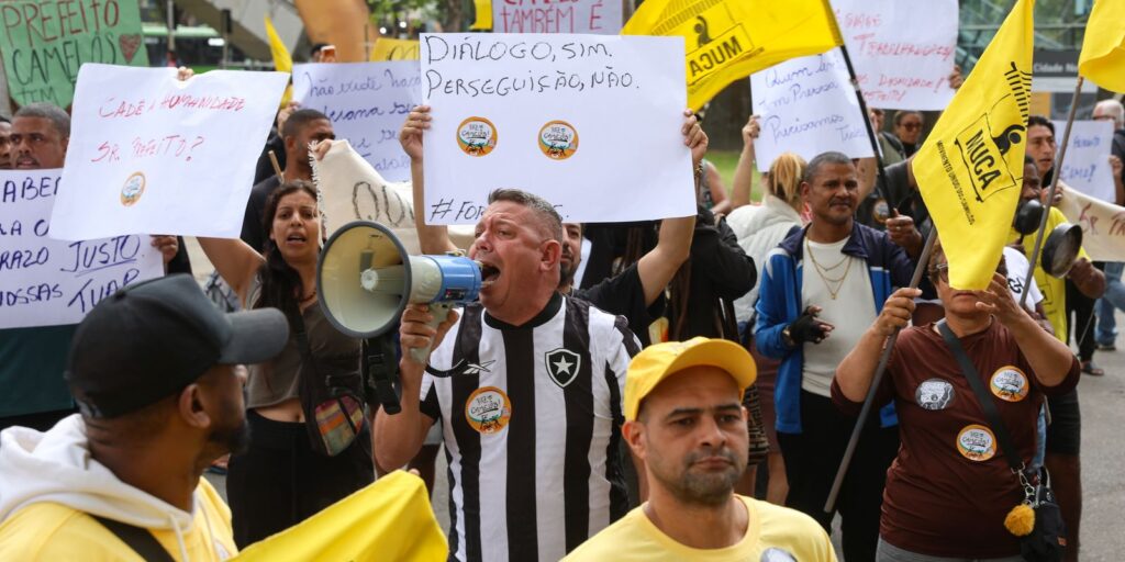 Camelôs protestam contra programa da prefeitura no Rio camelos-protestam-contra-programa-da-prefeitura-no-rio