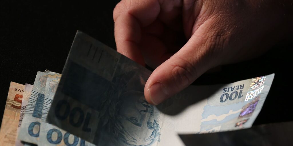 Trabalhadores nascidos em setembro e outubro recebem abono salarial trabalhadores-nascidos-em-setembro-e-outubro-recebem-abono-salarial