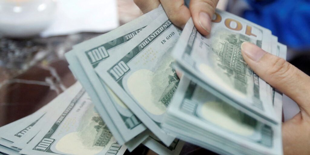 Dólar fecha no maior valor em duas semanas com queda no petróleo dolar-fecha-no-maior-valor-em-duas-semanas-com-queda-no-petroleo