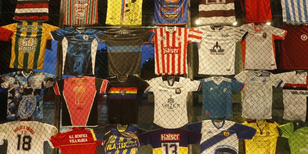 memorias-da-varzea:-exposicao-conta-historias-do-futebol-comunitario