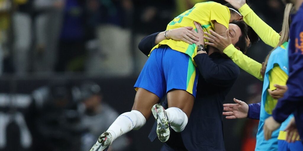Arthur Elias aprova logística em caminho do Brasil na Copa Feminina arthur-elias-aprova-logistica-em-caminho-do-brasil-na-copa-feminina
