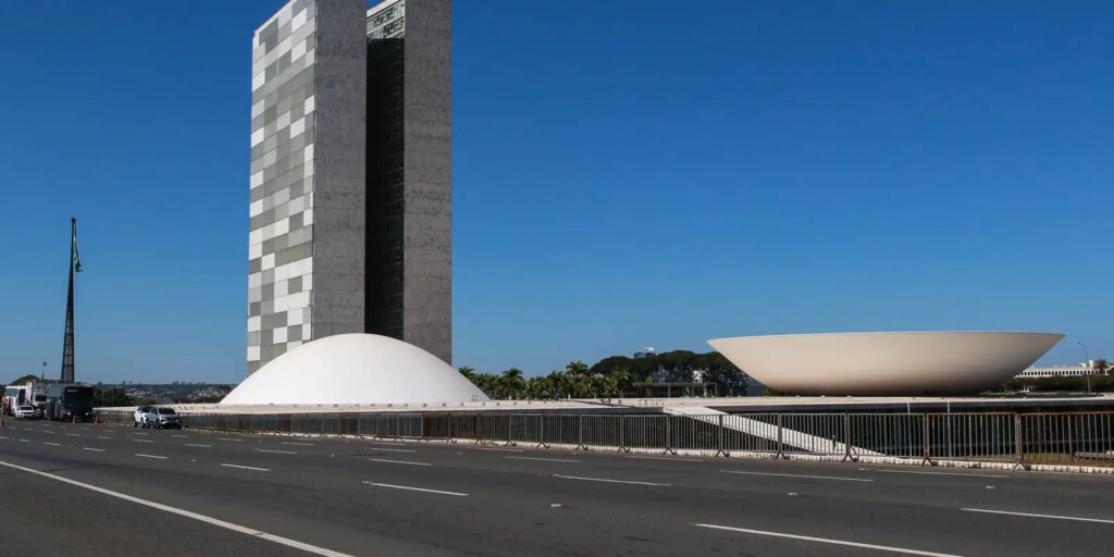 Votação da MP que zera “taxa das blusinhas” é adiada para terça votacao-da-mp-que-zera-“taxa-das-blusinhas”-e-adiada-para-terca