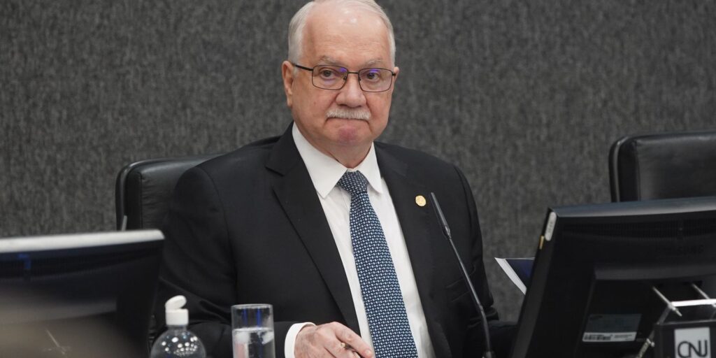 Fachin aguarda explicações de ministros para decidir sobre crise fachin-aguarda-explicacoes-de-ministros-para-decidir-sobre-crise