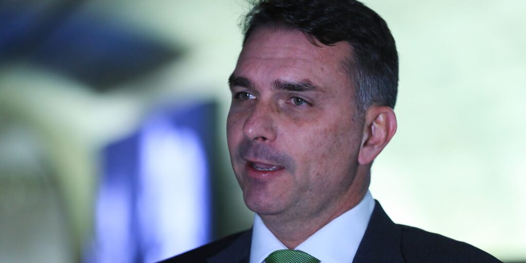 Mendonça incluiu Flávio Bolsonaro como investigado no caso Dark Horse mendonca-incluiu-flavio-bolsonaro-como-investigado-no-caso-dark-horse