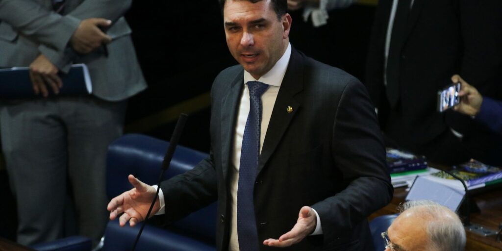 Defesa de Flávio Bolsonaro tentou levar caso Dark Horse a Mendonça defesa-de-flavio-bolsonaro-tentou-levar-caso-dark-horse-a-mendonca