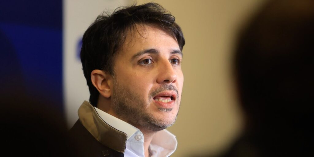Renan propõe cortes na Previdência e alterar pisos da saúde e educação renan-propoe-cortes-na-previdencia-e-alterar-pisos-da-saude-e-educacao
