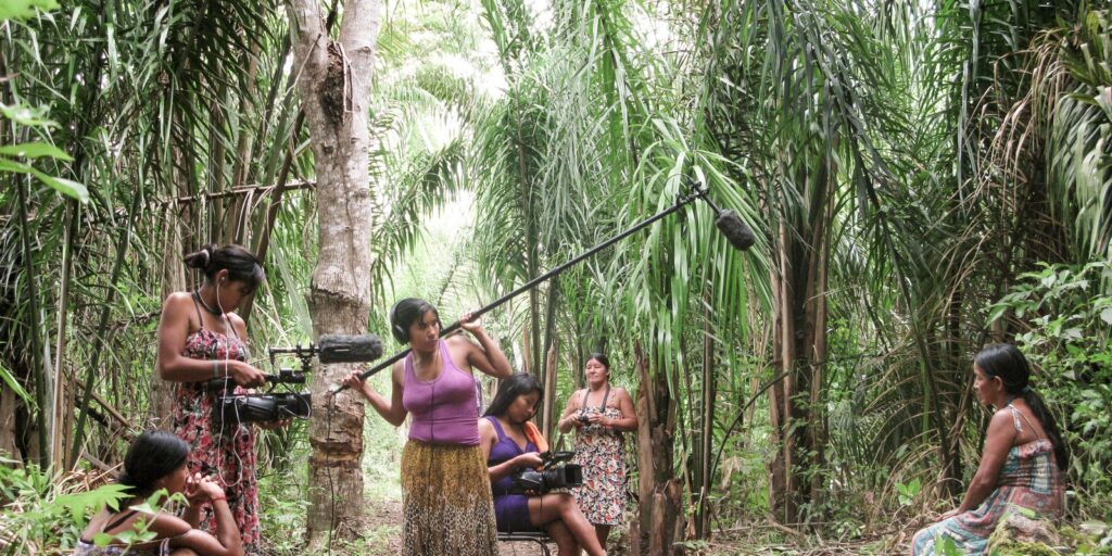 Livros discutem a produção de cinema por mulheres indígenas livros-discutem-a-producao-de-cinema-por-mulheres-indigenas