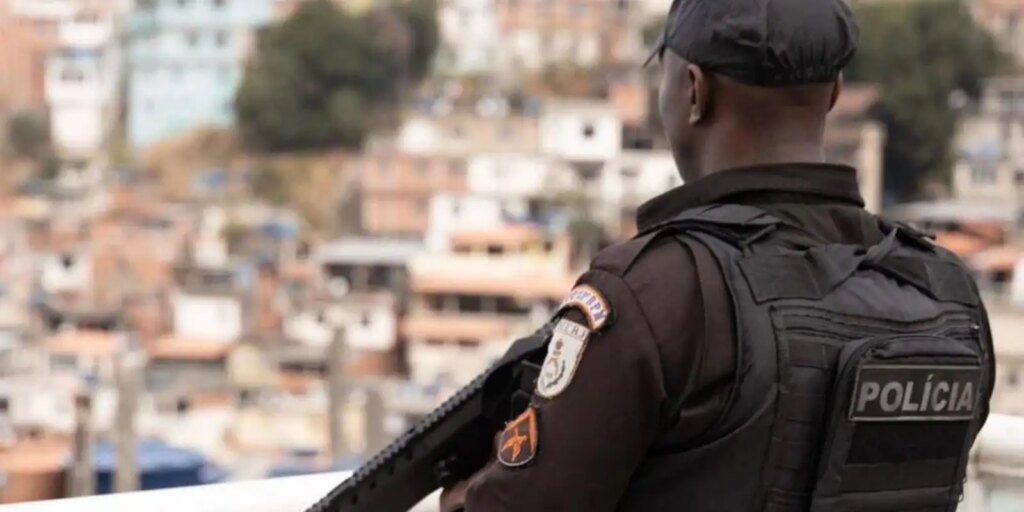 operacao-da-pmrj-apreende-drogas-e-armas-no-complexo-da-mare