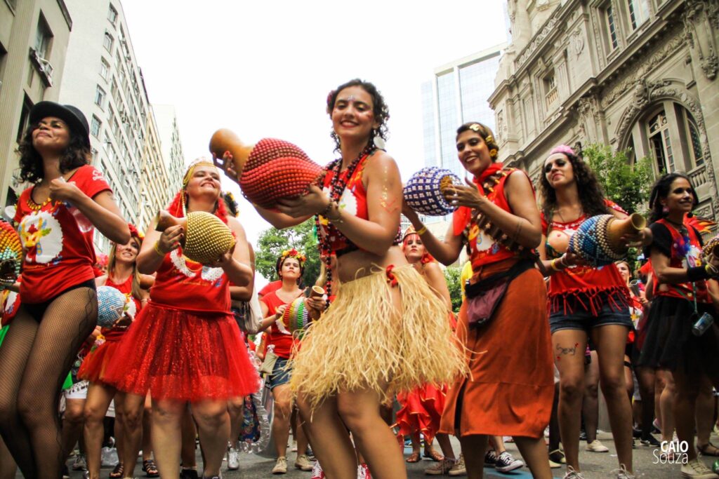 Xequerê vira fenômeno entre mulheres que querem entrar na percussão do Carnaval