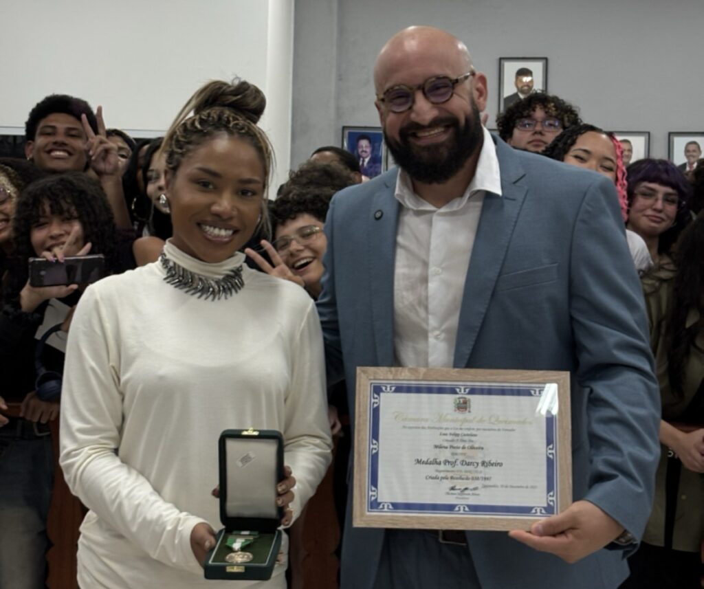 Ebony recebe Medalha Professor Darcy Ribeiro da Câmara Municipal de Queimados