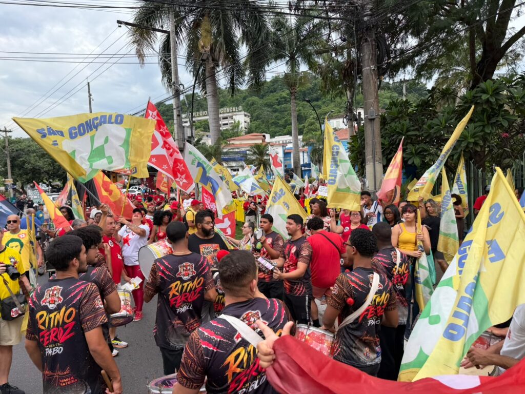 Francine Montibelo leva bateria do Porto da Pedra ao CarnaLula, em São Gonçalo