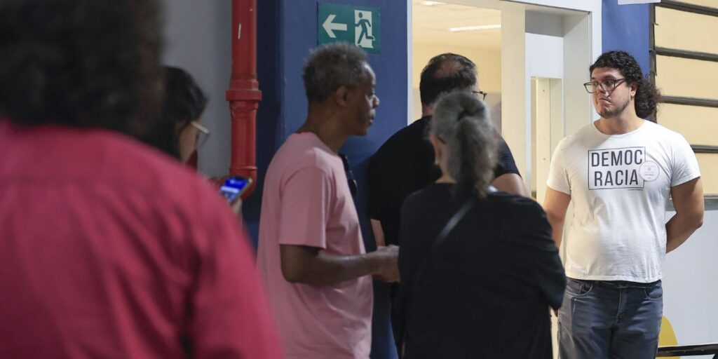 Eleitores têm até as 17h para escolher candidatos eleitores-tem-ate-as-17h-para-escolher-candidatos