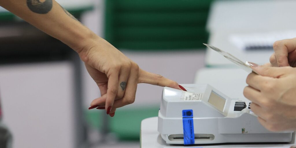 Eleitores vão cedo aos locais de votação no Rio, mesmo com chuva eleitores-vao-cedo-aos-locais-de-votacao-no-rio,-mesmo-com-chuva