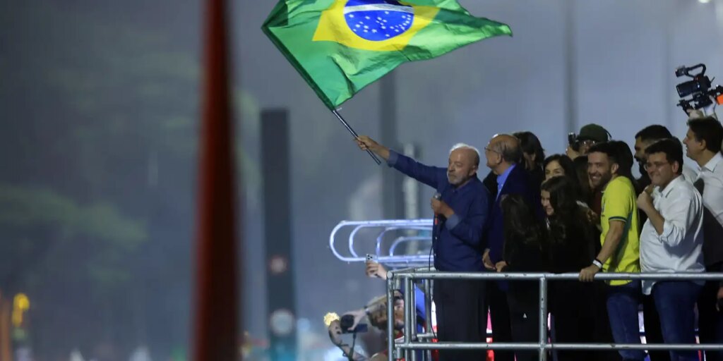 Em festa da vitória, Lula pede que público cante Hino da Independência em-festa-da-vitoria,-lula-pede-que-publico-cante-hino-da-independencia