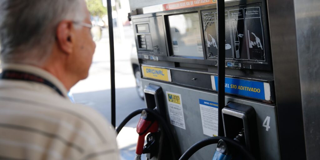 Governo prorroga por um mês subvenção de R$ 2,12 ao diesel governo-prorroga-por-um-mes-subvencao-de-r$-2,12-ao-diesel