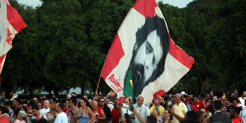 Lula e eleitores idosos se emocionam em “festa de aniversário” lula-e-eleitores-idosos-se-emocionam-em-“festa-de-aniversario”