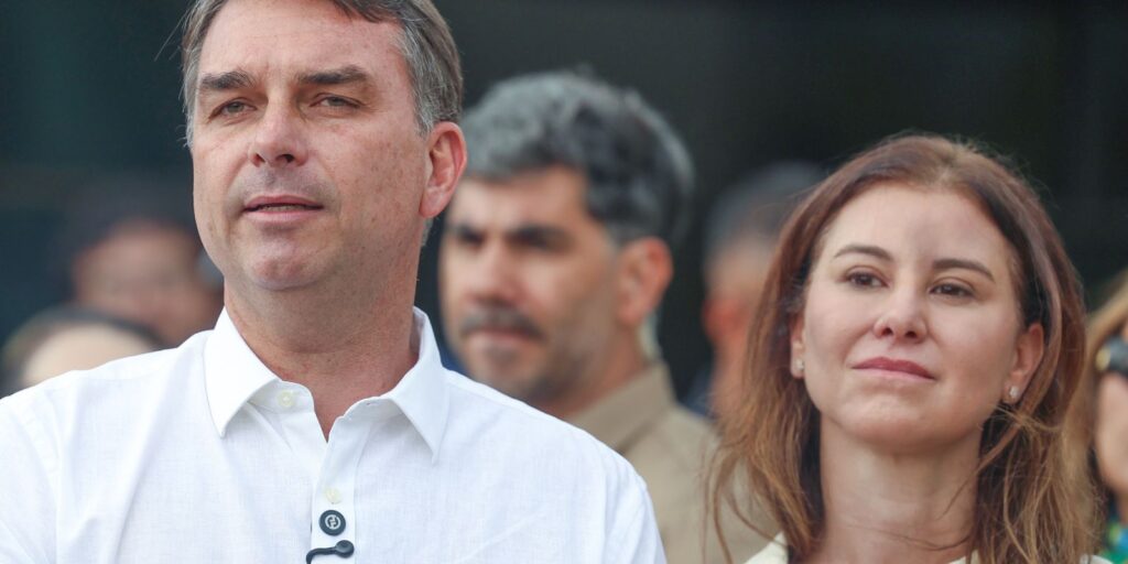 Avião com Flávio Bolsonaro e família segue para Miami aviao-com-flavio-bolsonaro-e-familia-segue-para-miami