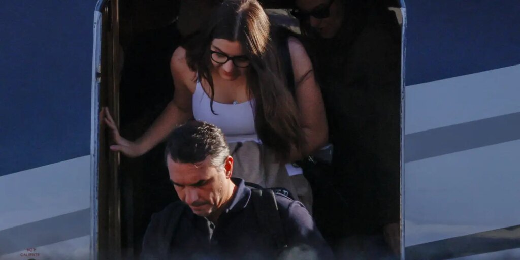flavio-bolsonaro-desembarca-nos-eua-com-a-familia-apos-fugir-do-brasil