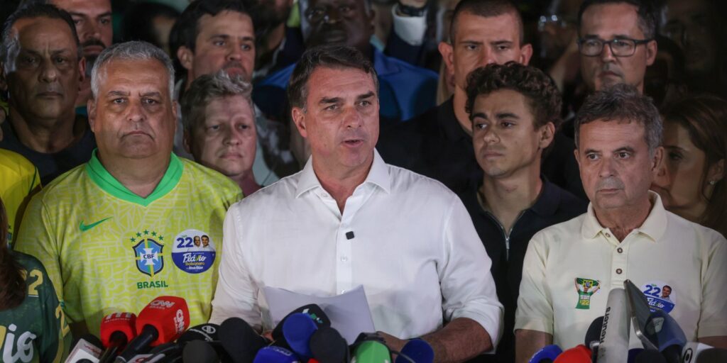 PF investiga circunstâncias da fuga de Flávio Bolsonaro do Brasil pf-investiga-circunstancias-da-fuga-de-flavio-bolsonaro-do-brasil